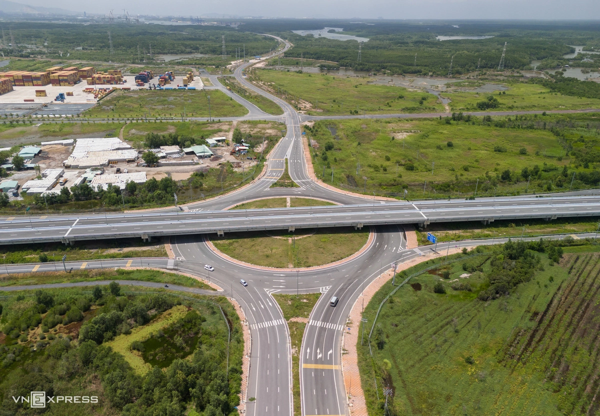 Cung đường cao tốc hoàn thiện hiện đại với 4 làn xe tốc độ 100km/h